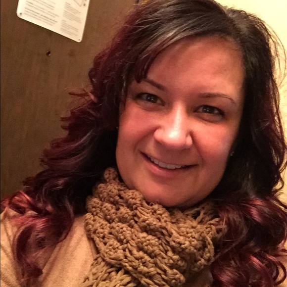 Profile Picture of Renee Dangler (@reneedangler) on Poshmark