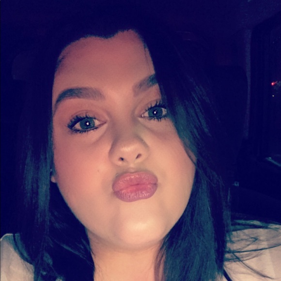 Profile Picture of Hannah Yagle (@hannahyagle18) on Poshmark