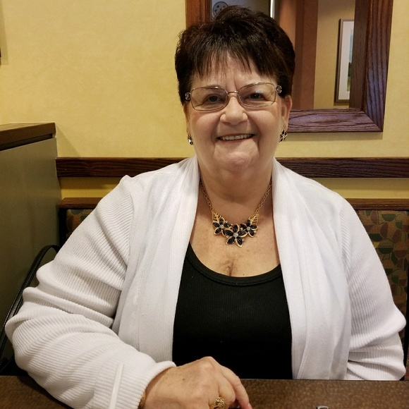 Profile Picture of Joyce Bennett (@ivorytunes) on Poshmark