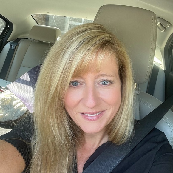 Profile Picture of Laura Trull hinds (@laurahinds388) on Poshmark