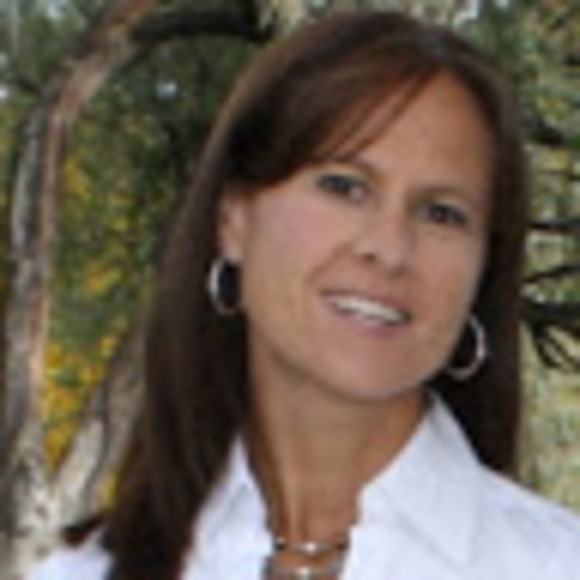 Profile Picture of Stephanie Thoen (@sthoen0110) on Poshmark