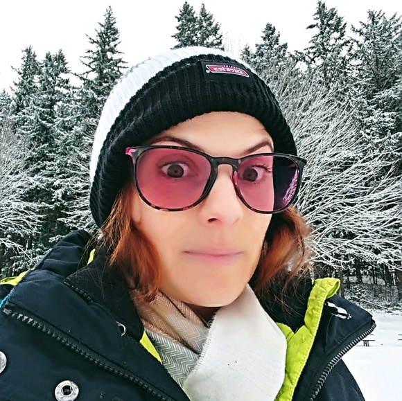 Profile Picture of Joy Claypole (@joyclaypole) on Poshmark