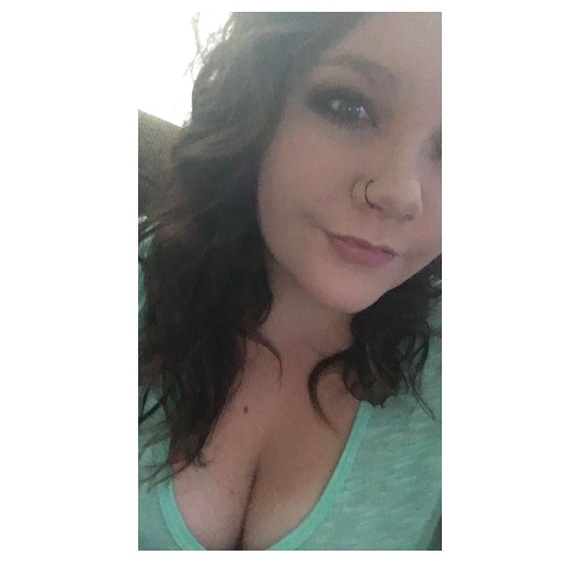 Profile Picture of Shyann Sanders (@shyannie98) on Poshmark