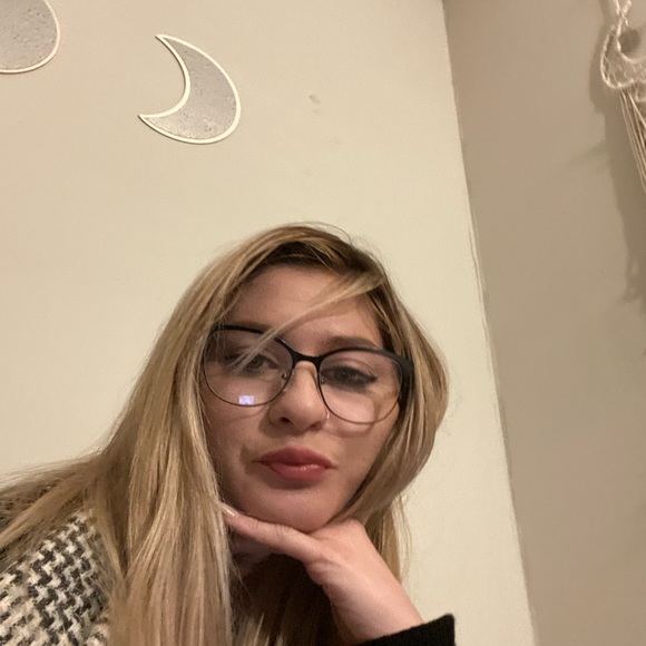 Profile Picture of Isabel Cuddyer (@issierose94) on Poshmark