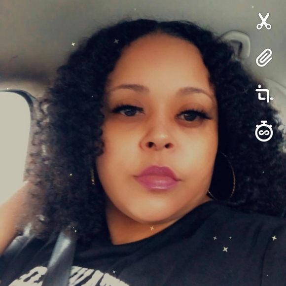 Profile Picture of Latoya Fenderson (@fendersonlatoya) on Poshmark