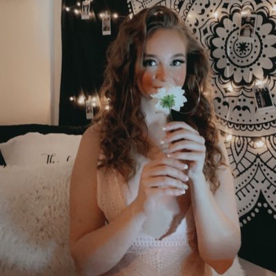 Profile Picture of Julia 🌻 🖤 (@Julia_Baker00) on Twitter