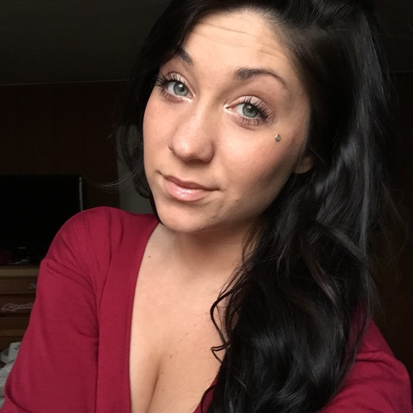 Profile Picture of Beth Volturno (@bethvolturno) on Poshmark