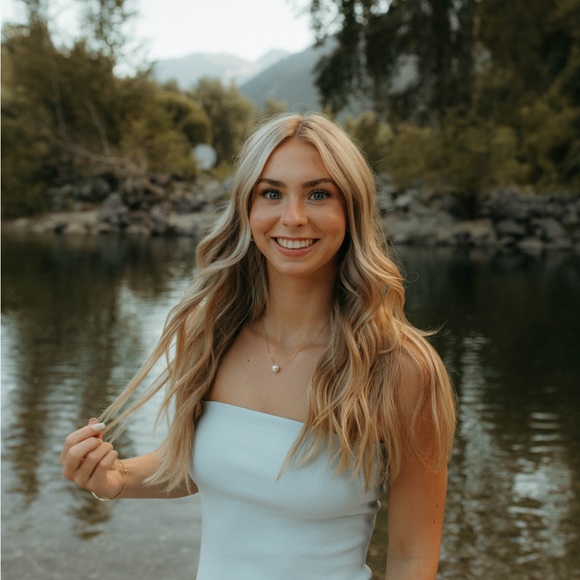 Laurel Patterson - Poshmark Profile Picture of Laurel Patterson (@laurel_bpatt) on Poshmark