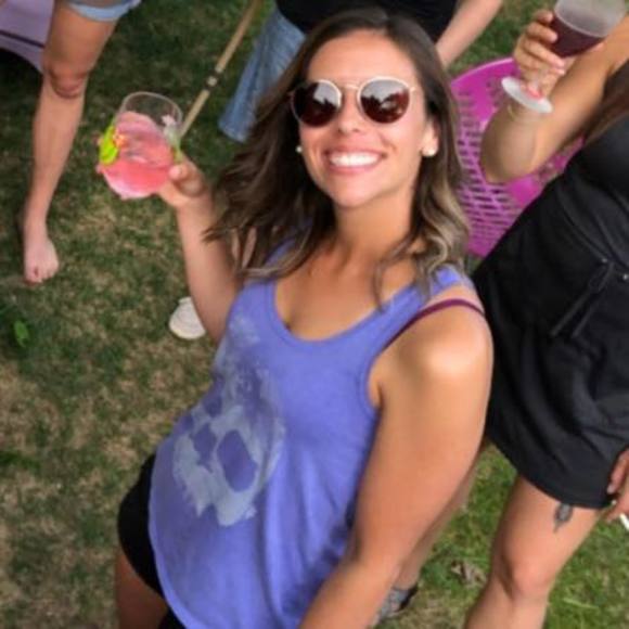 Profile Picture of Laurie Perron (@laurieperron989) on Poshmark