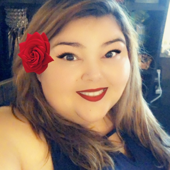 Profile Picture of Amanda Zulaica (@amandazulaica) on Poshmark