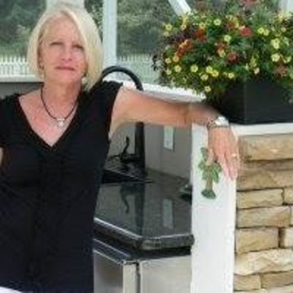 Profile Picture of Beth Widera (@bwidera) on Poshmark