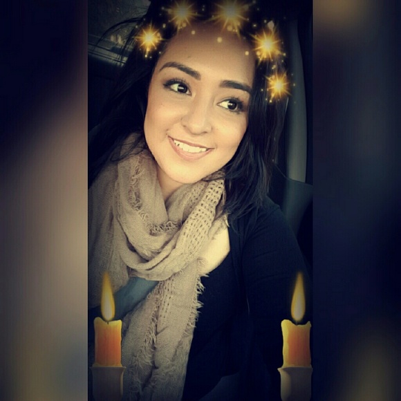 Profile Picture of Rosaura Manzo (@rosamiilagros) on Poshmark
