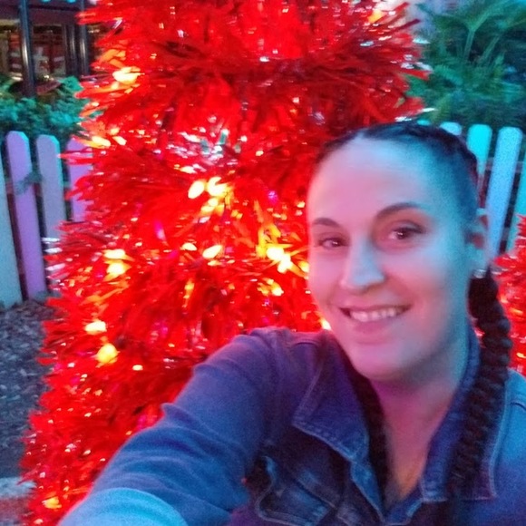 Danielle Gillooly - Poshmark Profile Picture of Danielle Gillooly (@dgillooly81) on Poshmark