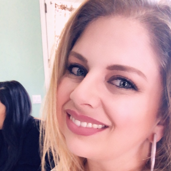 Profile Picture of Tessie Nelson (@tessienelson) on Poshmark