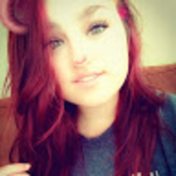 Profile Picture of Michelle Featherly (@m_featherly) on Poshmark