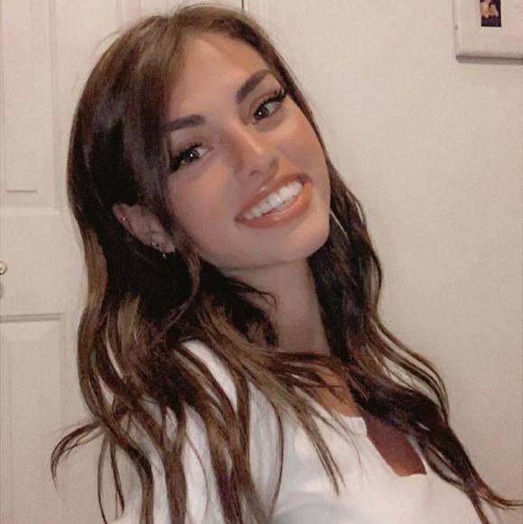 Profile Picture of Julia Castro (@julia_castro) on Poshmark