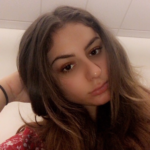 Profile Picture of Gabriella Deliman (@gabideliman) on Poshmark