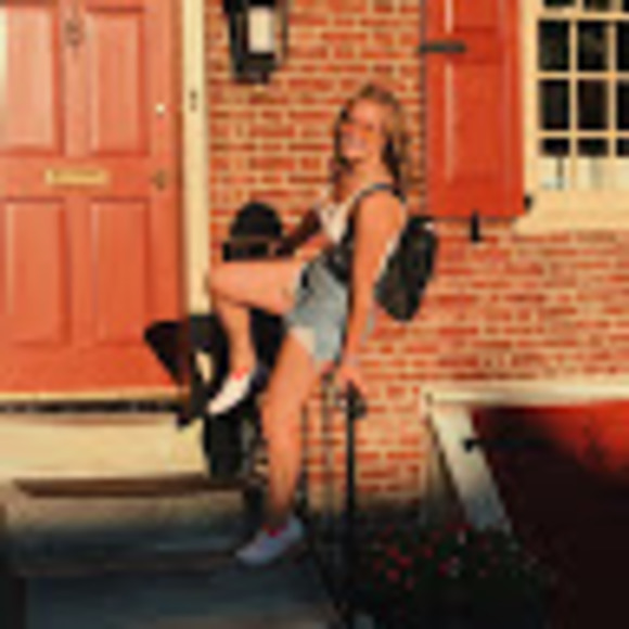 Profile Picture of Lacey Powers (@laceypowers913) on Poshmark