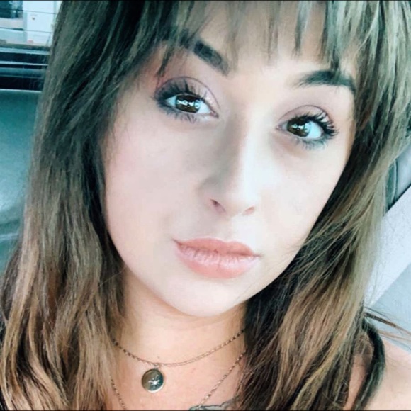 Profile Picture of Ariel Knight (@knightae98) on Poshmark