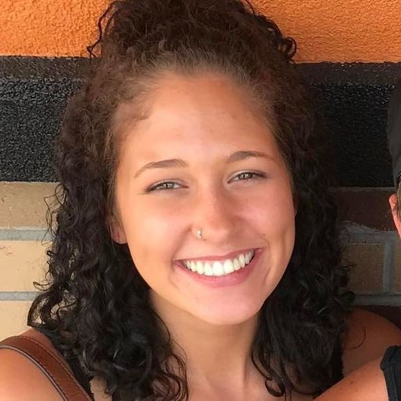 Profile Picture of Paulina Arcuri (@paulinaarcuri) on Poshmark