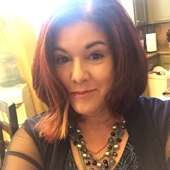 Profile Picture of Stacey Scheller (@schellersells) on Poshmark