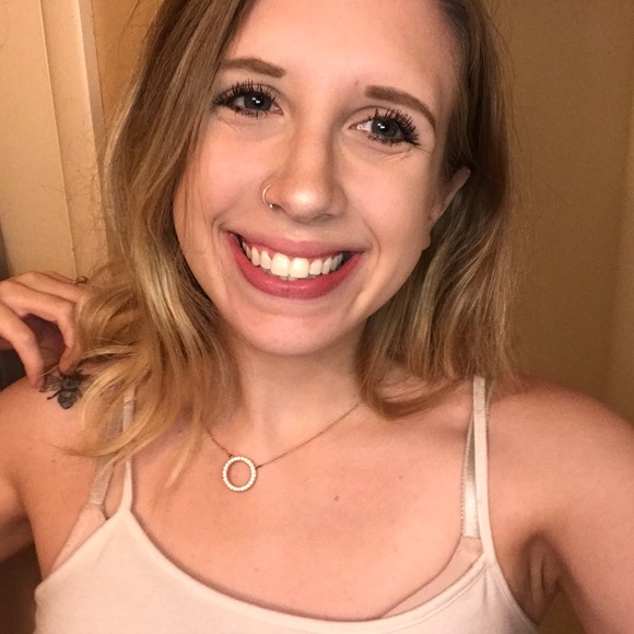 Profile Picture of Laura Sonnenwald (@lsonnenwald) on Poshmark