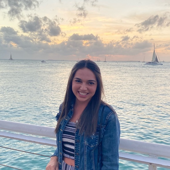 Profile Picture of Taylor Lessem (@taylor_lessem) on Poshmark