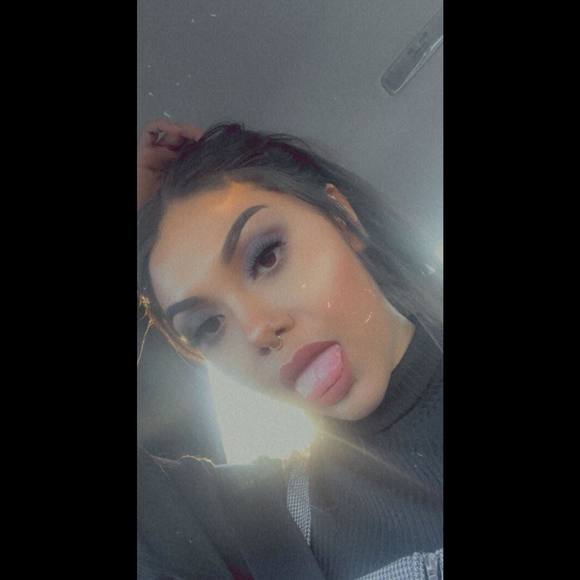 Profile Picture of Amber Hernandez (@t0mbstonedd) on Poshmark