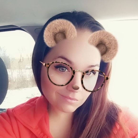 Profile Picture of Mandy Steele (@mandy_steele) on Poshmark