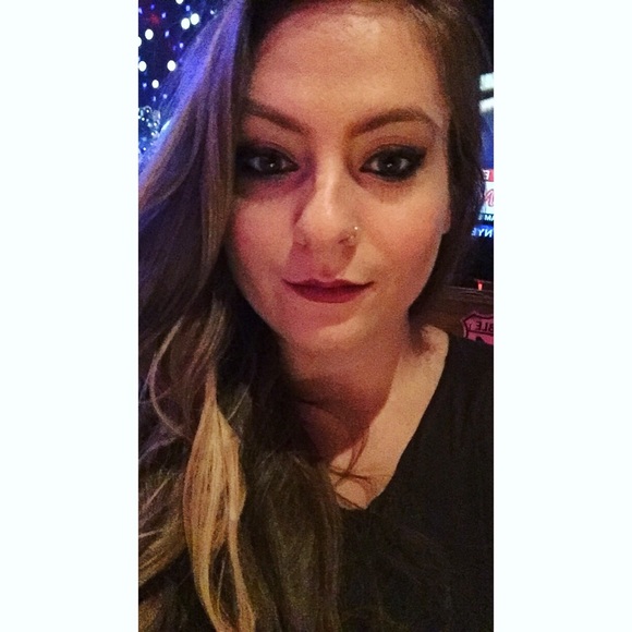 Profile Picture of Sydney Walcoff (@sydneeylove) on Poshmark