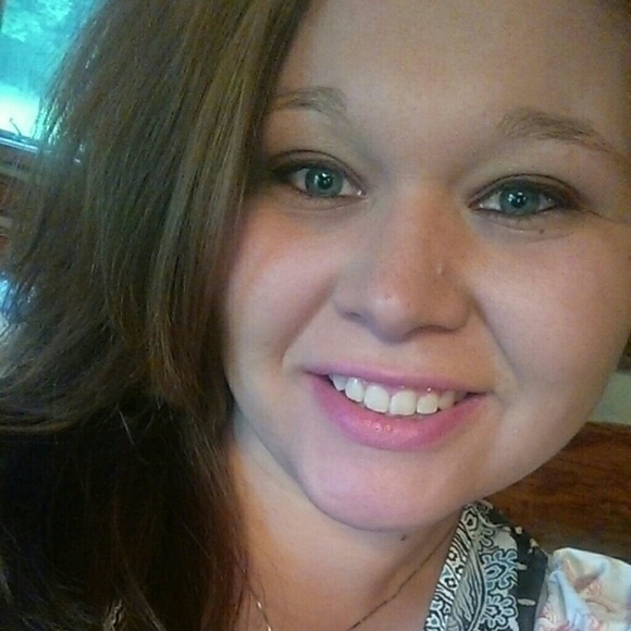 Profile Picture of Chantel Schwery (@chantelschwery) on Poshmark