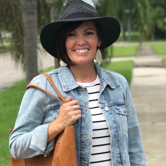 Profile Picture of Leah Hankey (@leahhankey) on Poshmark