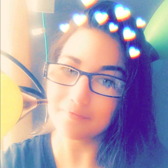 Profile Picture of Yesenia Manqueros (@yesenia220) on Poshmark
