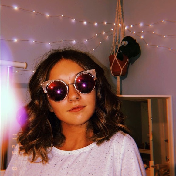 Profile Picture of Vivian Volkmann (@vvolkmann) on Poshmark