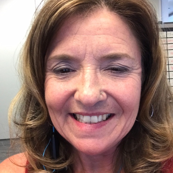 Profile Picture of Julie Cassmeyer (@juliecassmeyer) on Poshmark