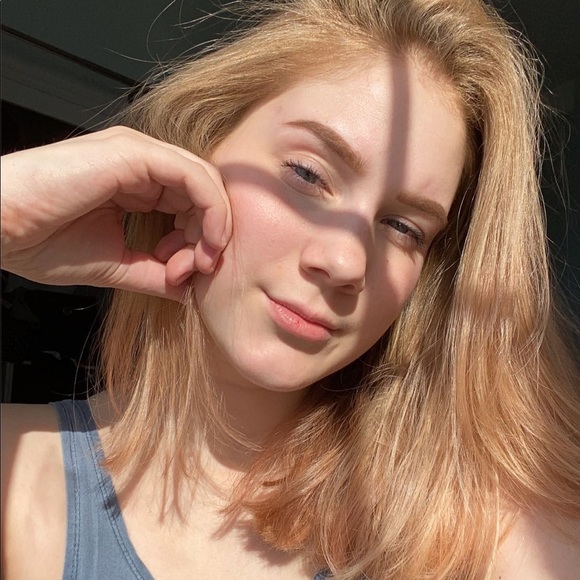 Profile Picture of Izzi Strand (@izzistrand) on Poshmark