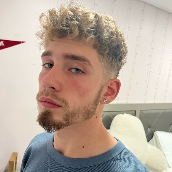 Profile Picture of Steven Farrell (@stevenf666999) on Poshmark