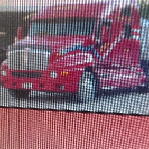 Profile Picture of Lori Glaze (@loriwinnglaze) on Poshmark