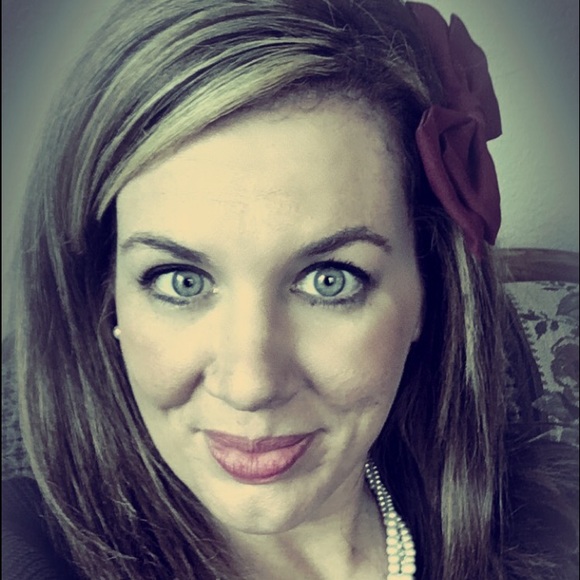 Profile Picture of Courtney 🎀 Desio (@xoxoprettywoman) on Poshmark