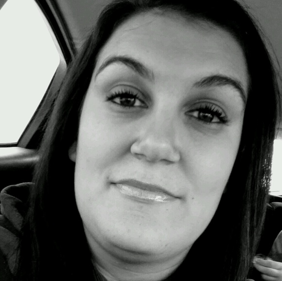 Profile Picture of Billie Durfee (@billiedurfee) on Poshmark