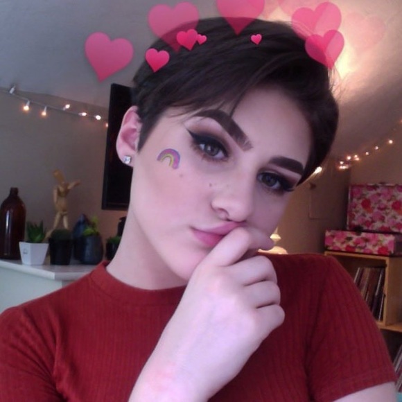 Profile Picture of Sophia Mierzwinski (@sophiamierz) on Poshmark