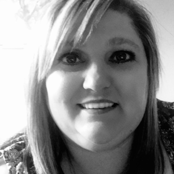 Profile Picture of Bobbi Hebert (@bobbihebert) on Poshmark