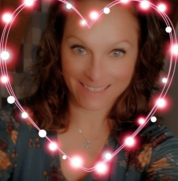 Profile Picture of Nicole Svitak (@namen1981) on Poshmark
