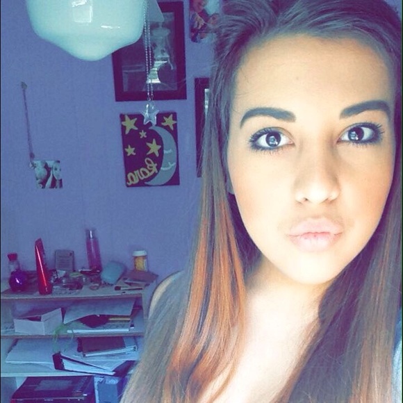 Profile Picture of Kara Fowler (@knoelfowler) on Poshmark