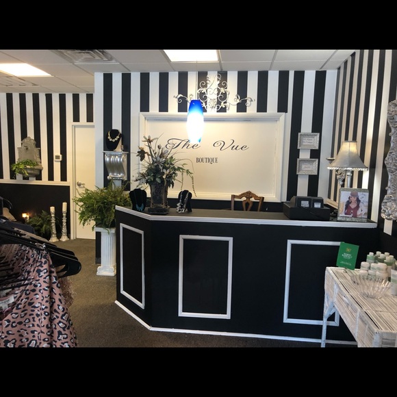 Profile Picture of The Vue (@the_vue) on Poshmark