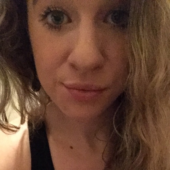 Profile Picture of Julie Powell (@julespowell) on Poshmark