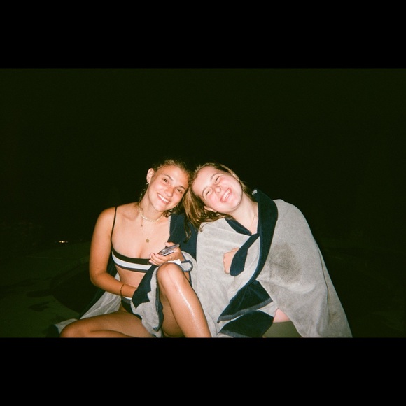 Profile Picture of Gillian Feinglass (@feinclothing) on Poshmark