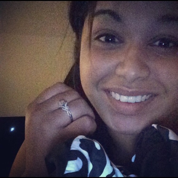 Profile Picture of Auzha Bhoorasingh (@auzhab) on Poshmark