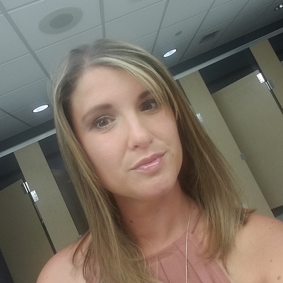 Profile Picture of Amanda Direnna (@direnna310) on Poshmark