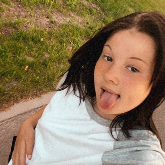 Hunter Edaburn - Poshmark Profile Picture of Hunter Edaburn (@hunter_edaburn) on Poshmark